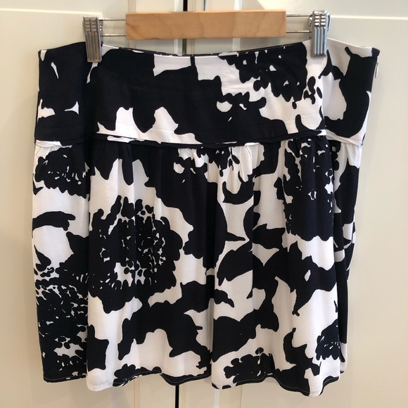 Ann Taylor LOFT floral skirt in Navy & White - Picture 2 of 8
